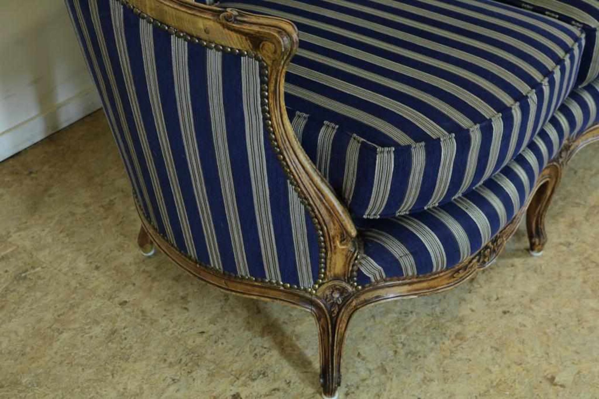 Noten Louis XV-stijl bank met gestreepte bekleding. - Bild 4 aus 5