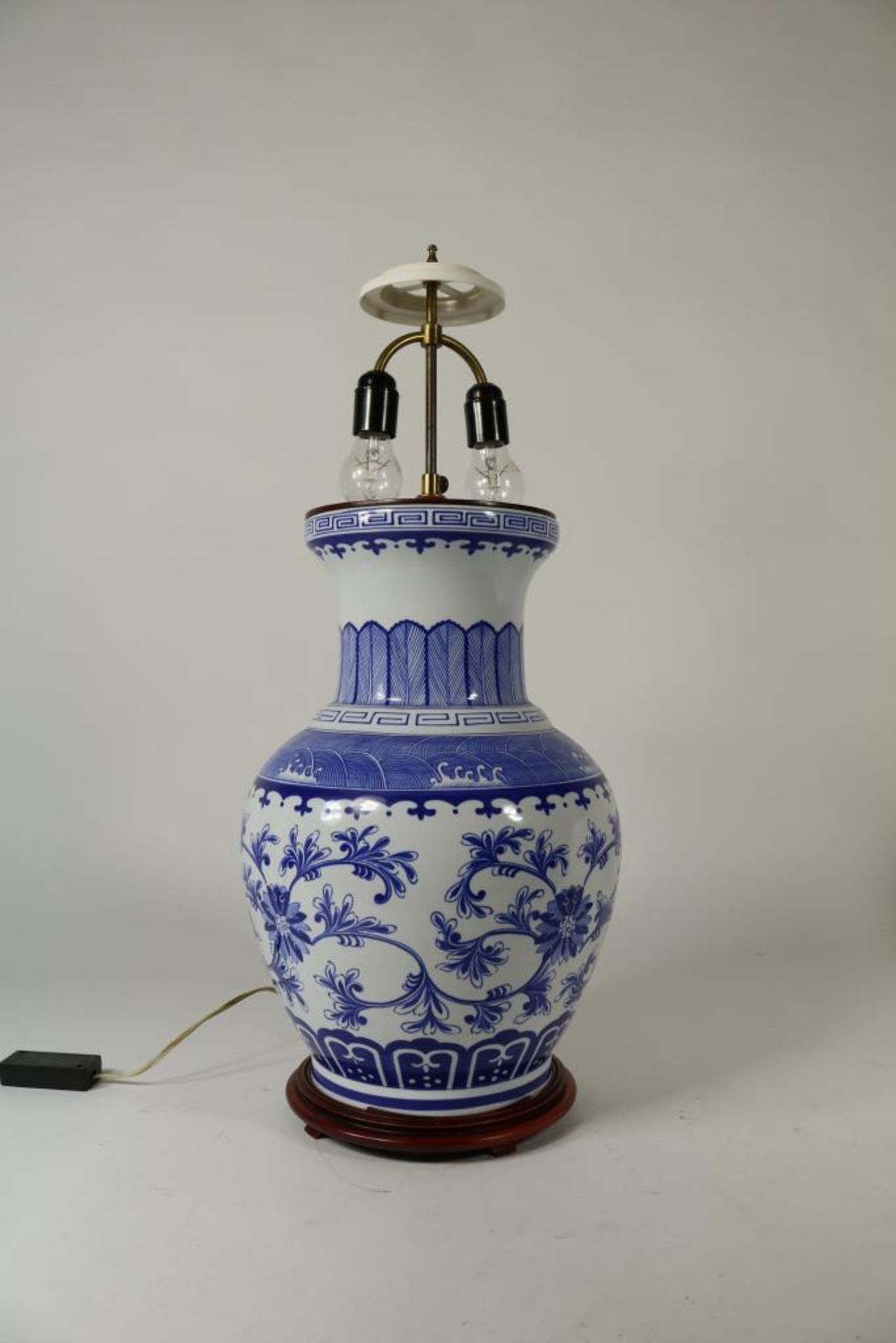 Porseleinen lampvoet met bloemdecor en stoffen kap, China 20e eeuw, h. 75 cm. - Bild 2 aus 2