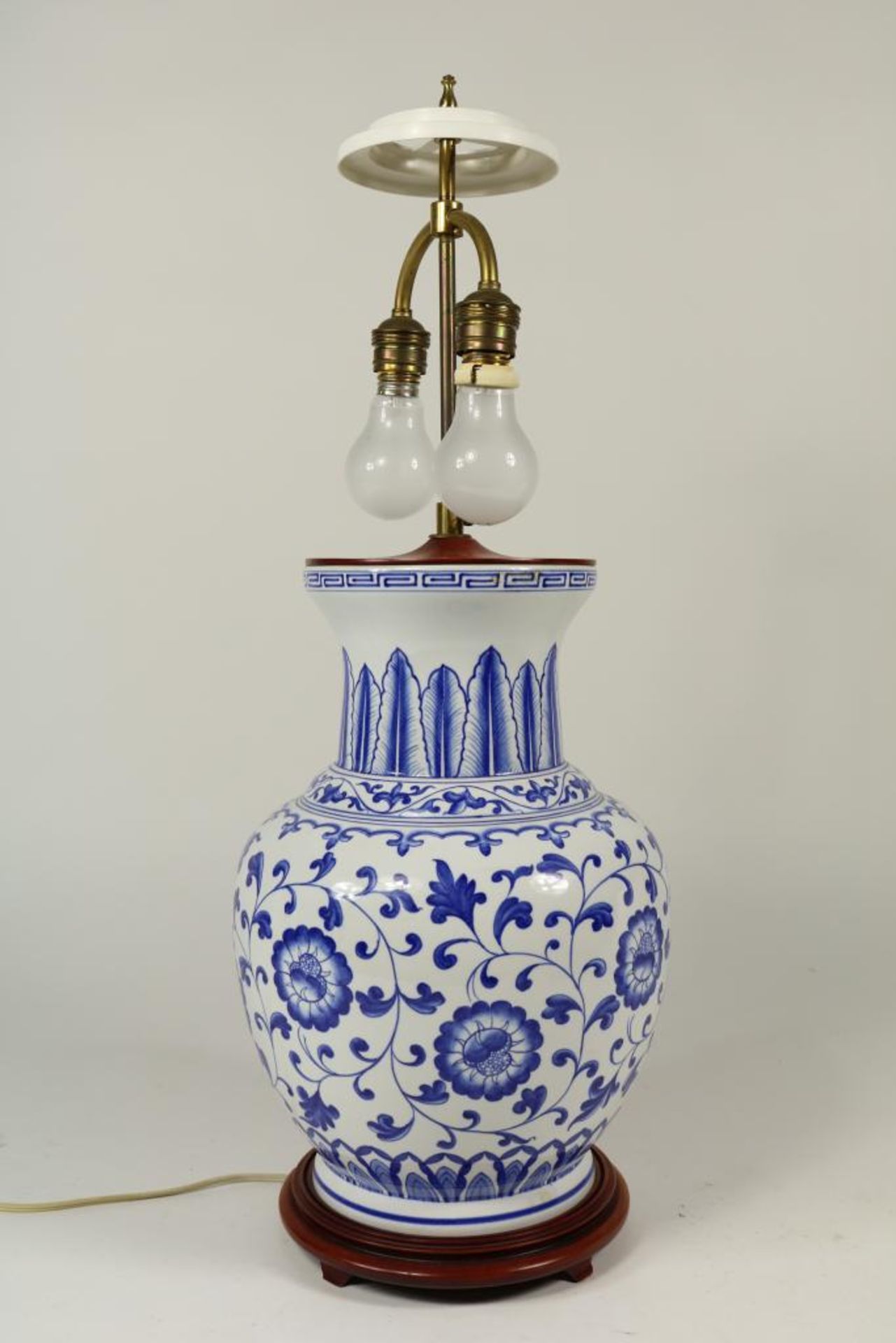 Porseleinen lampvoet met bloemdecor en stoffen kap, China 20e eeuw, h. 70 cm. - Bild 2 aus 2