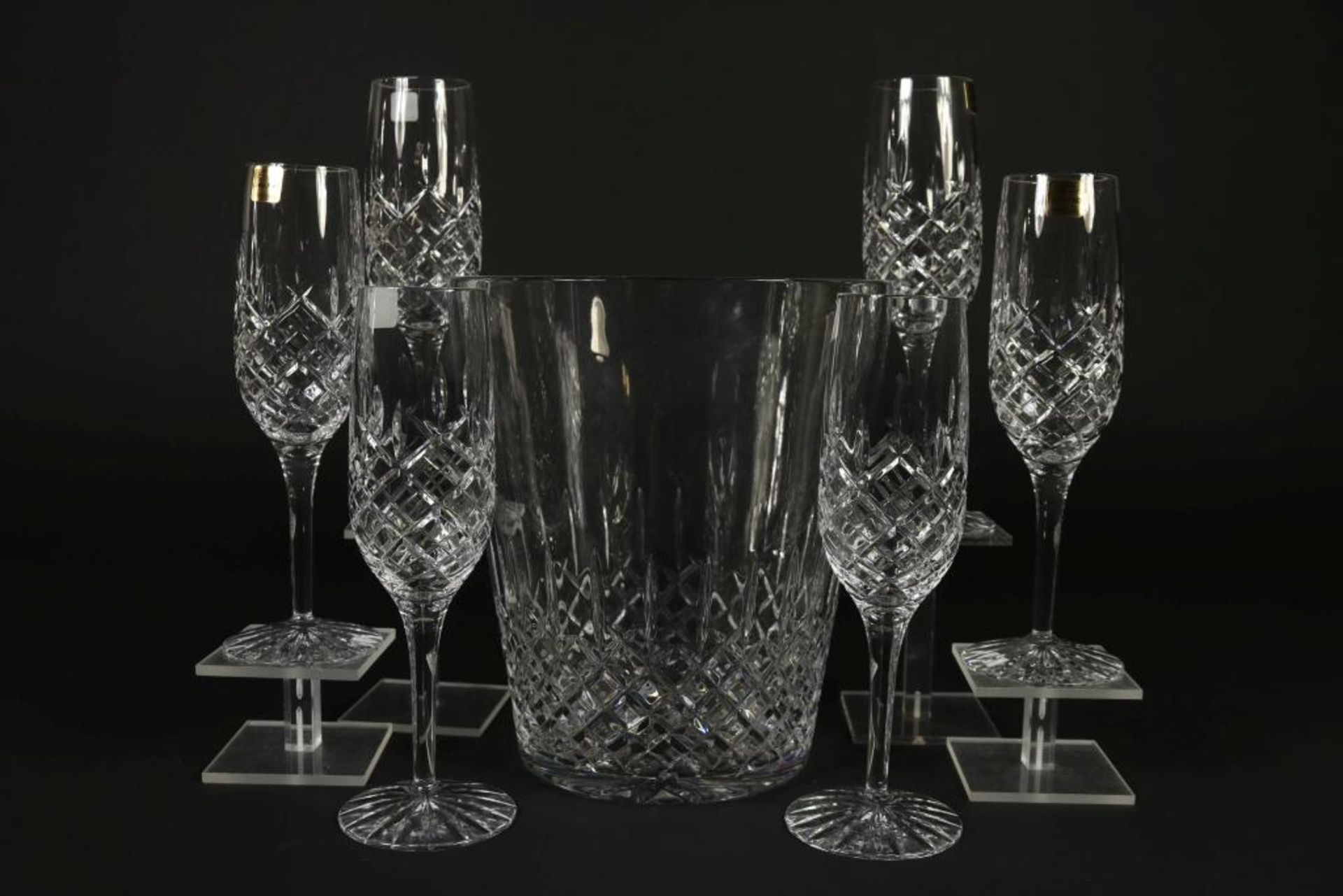 Chrystal champagne cooler en 6 crystal champagne glasses, h. 22 cm.