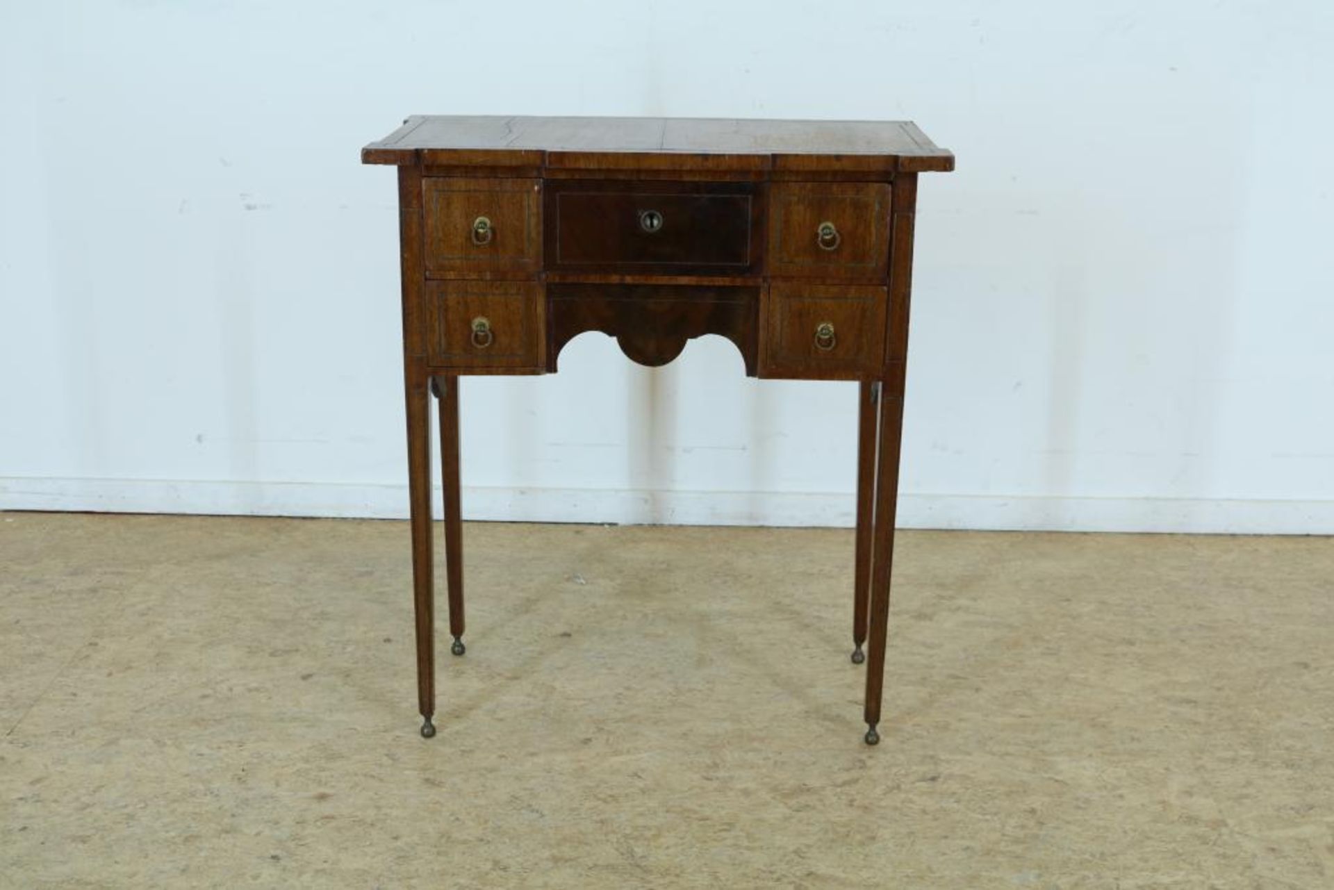 Oak with mahogany commode with 3 drawrs, 19th century, h. 72, w. 64, d. 32 cm.