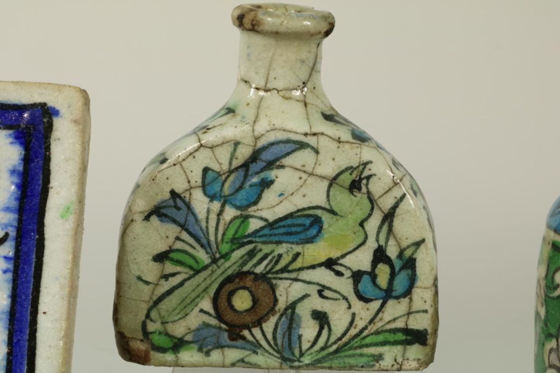 A collection of Persian pottery, with tiles and jugs, ca. 1920 - Bild 2 aus 5