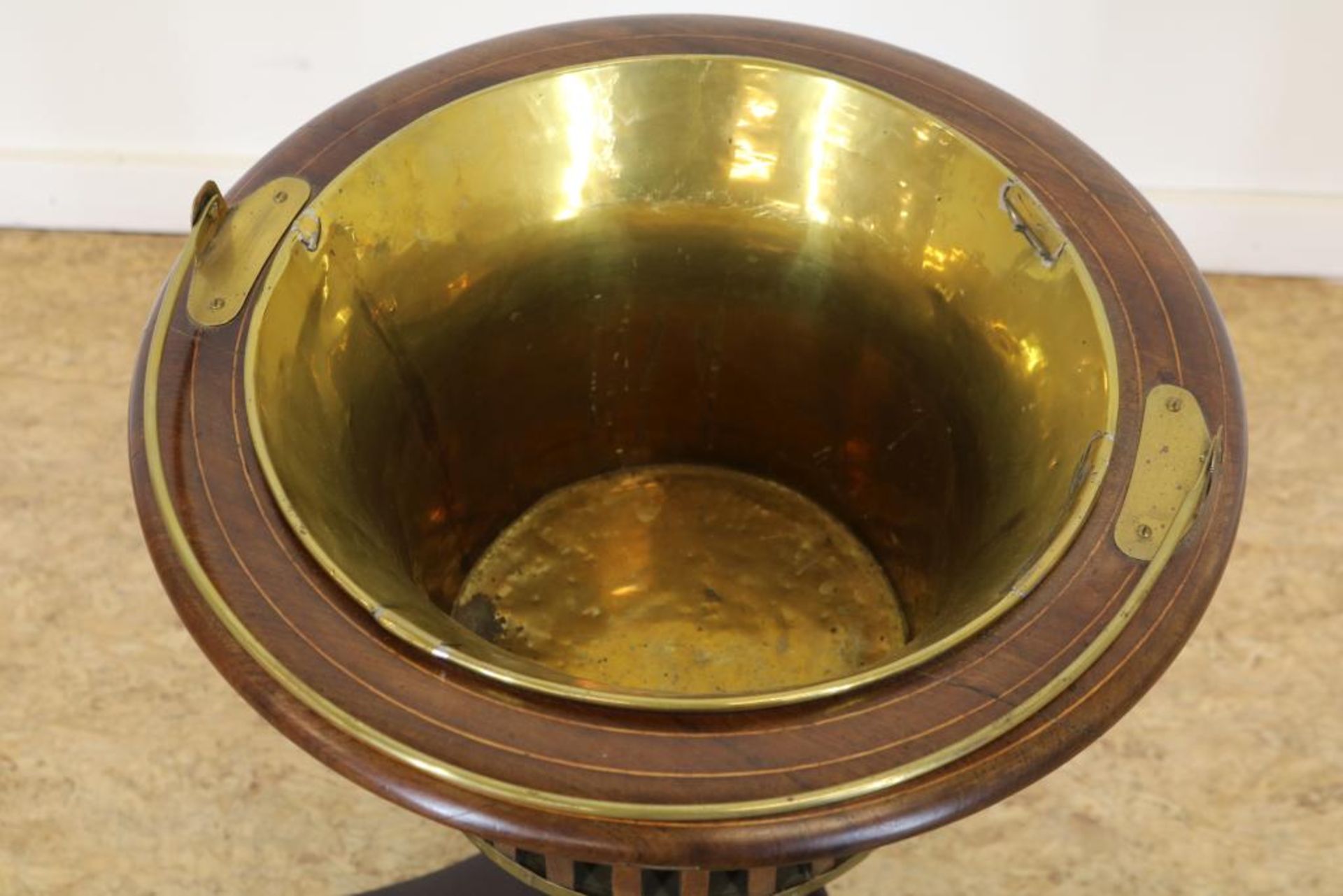 Mahogany "theestoof" with copper bowl, 19th century, h. 45 cm. - Bild 2 aus 2