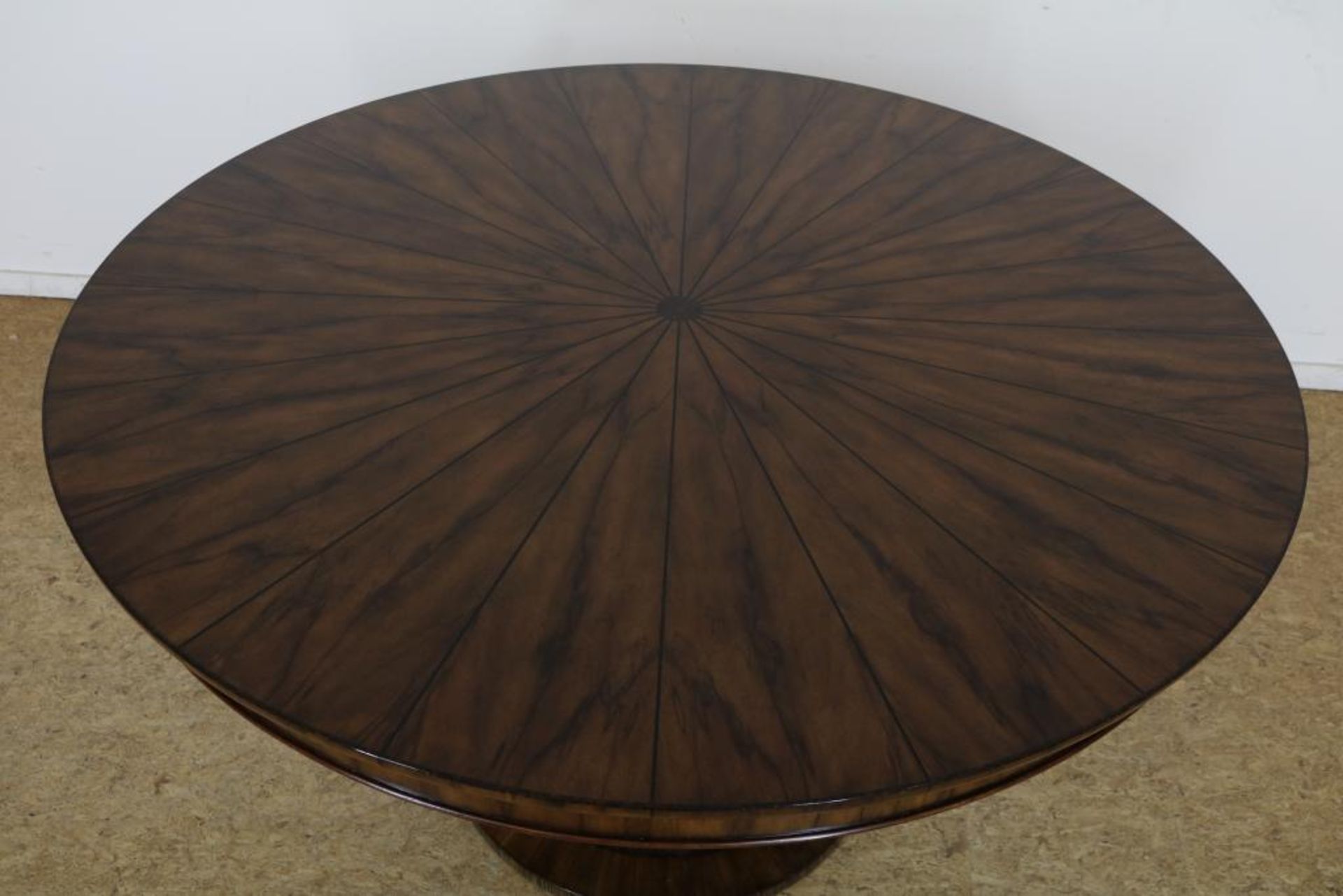 Deels palissander gefineerde Art Deco-stijl tafel op diabolo poot, h. 82, diam. 137 cm. - Bild 2 aus 6