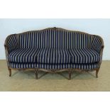 Noten Louis XV-stijl bank met gestreepte bekleding.