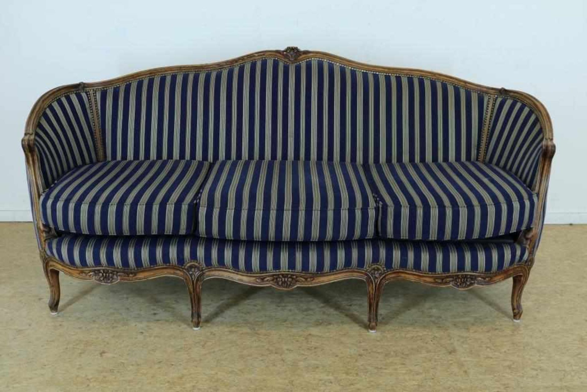 Noten Louis XV-stijl bank met gestreepte bekleding.