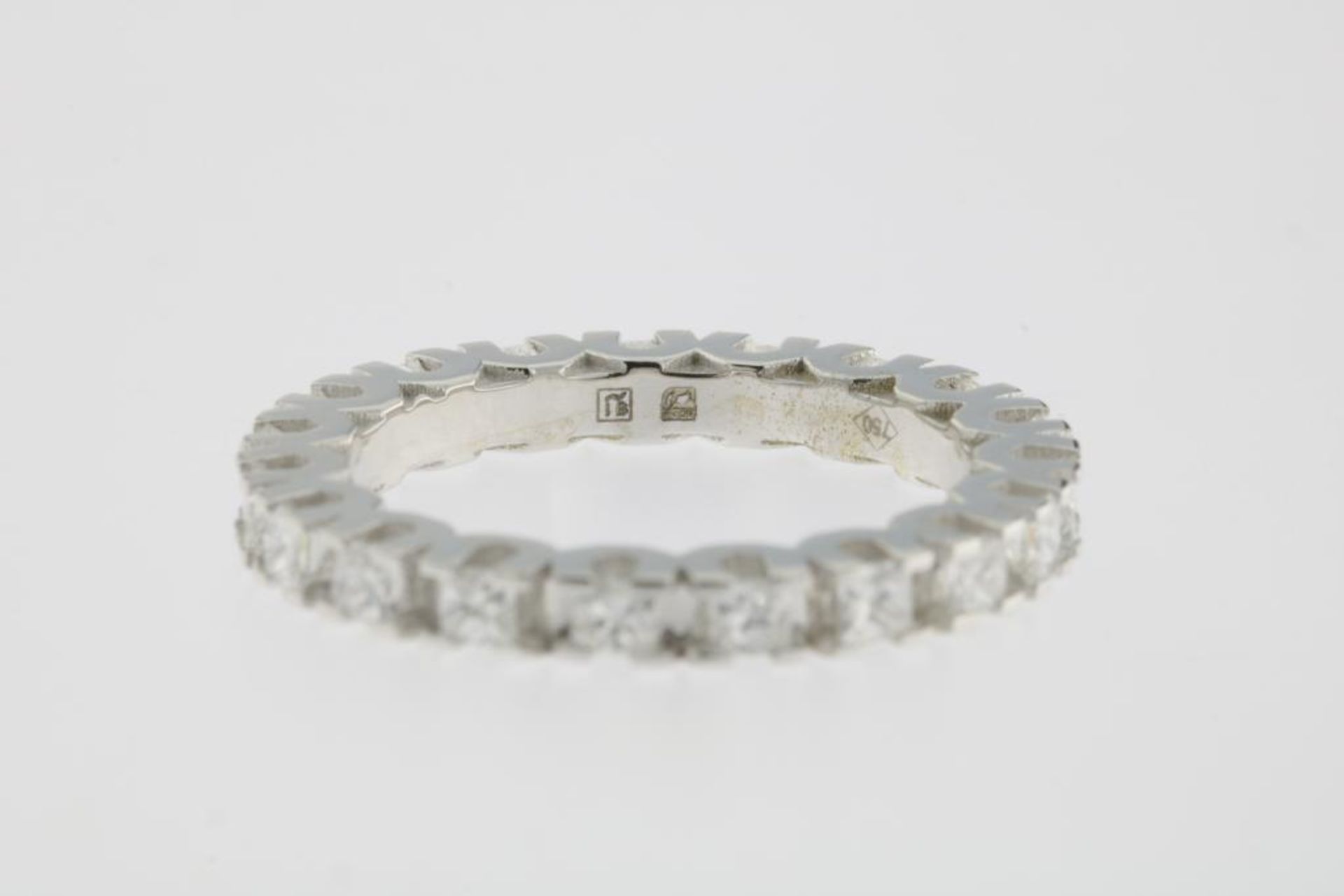 A white gold alliancce ring mounted with diamonds princess cut, ca. 1.35ct. 750-000, size 17. - Bild 2 aus 2