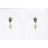 A pair ofr white gold earrings mounted with pearl, sapphire and brilliants, 750/000