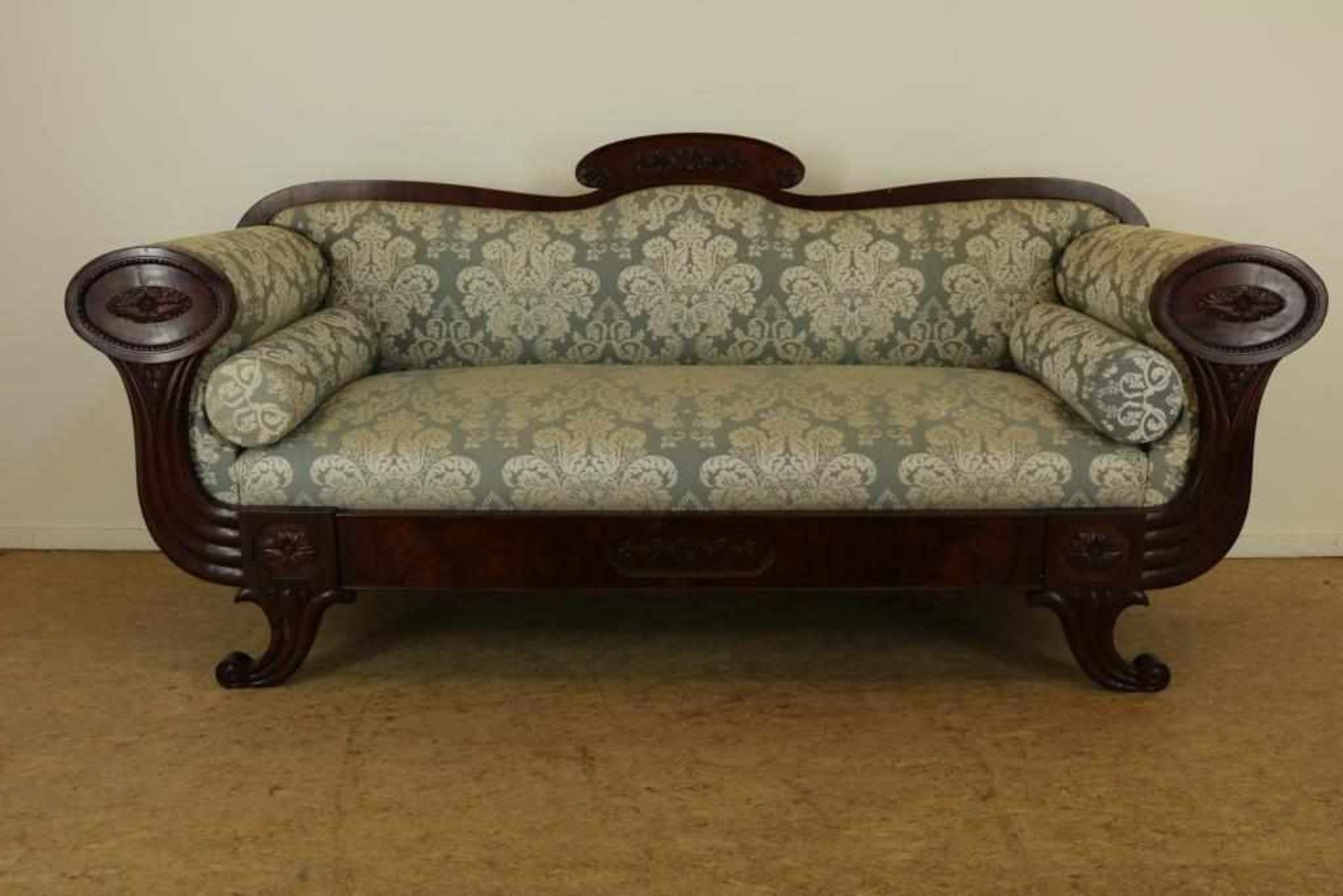 Mahoganie Biedemeier couch, decorated with carve flowers, 19th centuryMahonie Biedermeier canape,