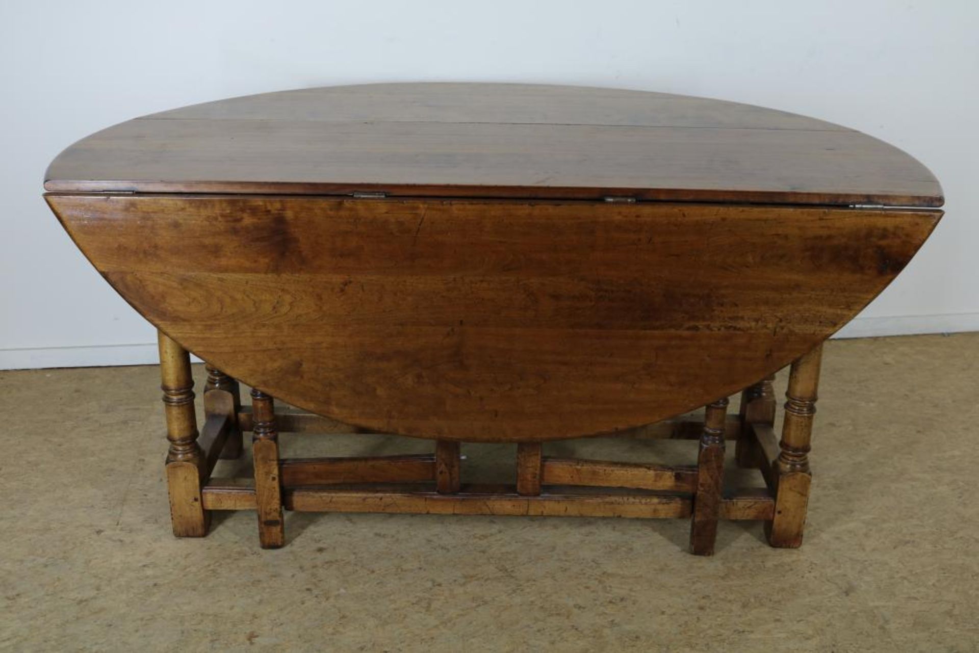 Oak gateleg table, 18th century.Eiken hangoortafel zgn. gateleg table, op gedraaide poten - Bild 2 aus 3