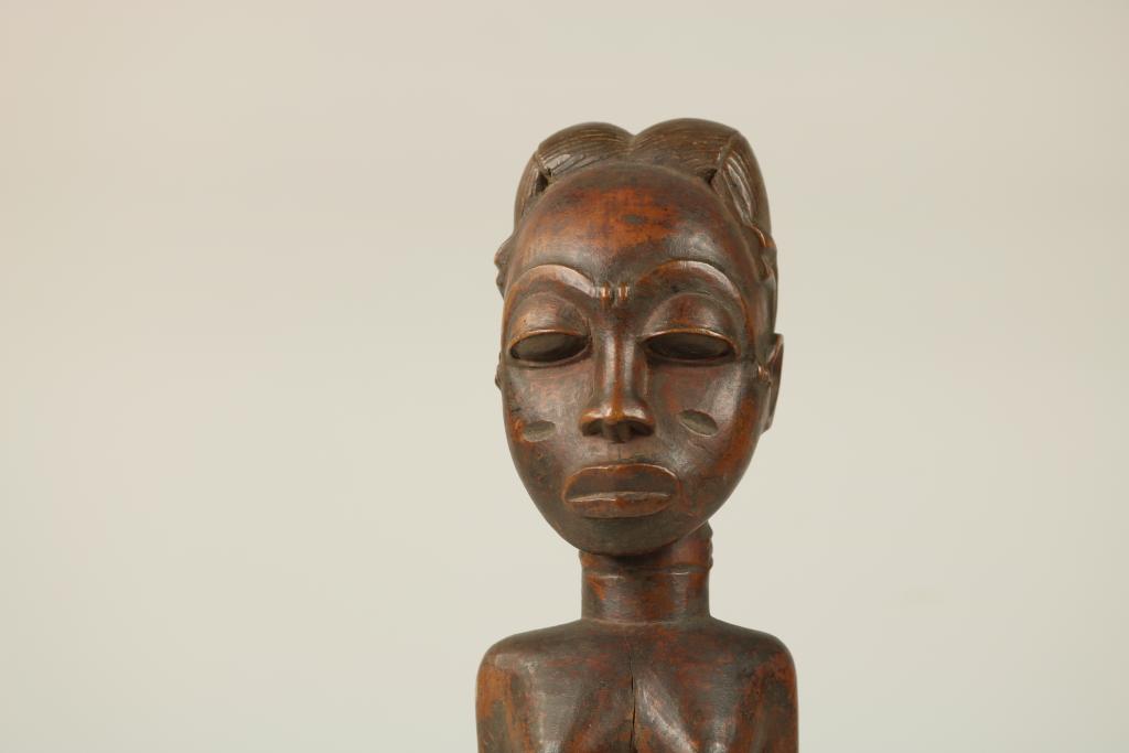 Lot of a female and a man sculpture, Afrika, h. 25 and 39 cm.Lot van een vrouwen en mannenfiguur - Image 2 of 9