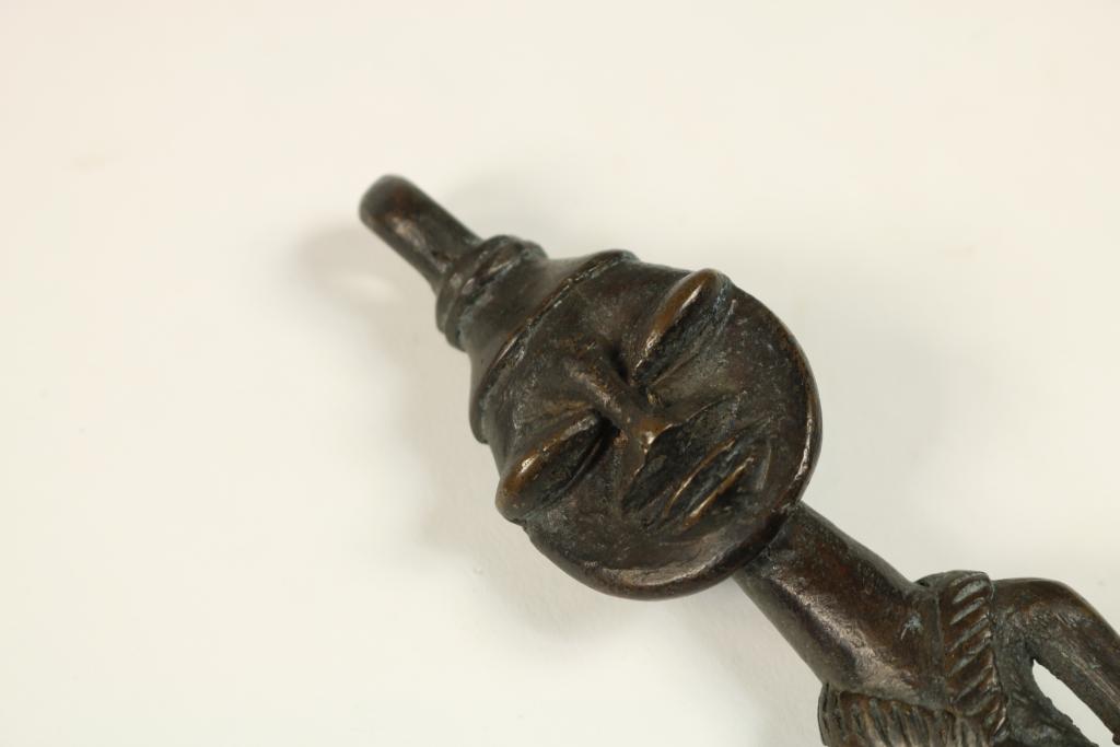 Two Nigerian cast brass Edan staff heads of the Yoruba people, h. 22 cm.Stel bronzen Edan stafjes - Image 3 of 6