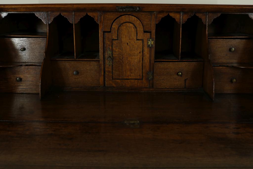 Mahonie Georgian bureau met schuine schrijfklep waarachter een eiken interieur met 6 laadjes en - Image 3 of 4