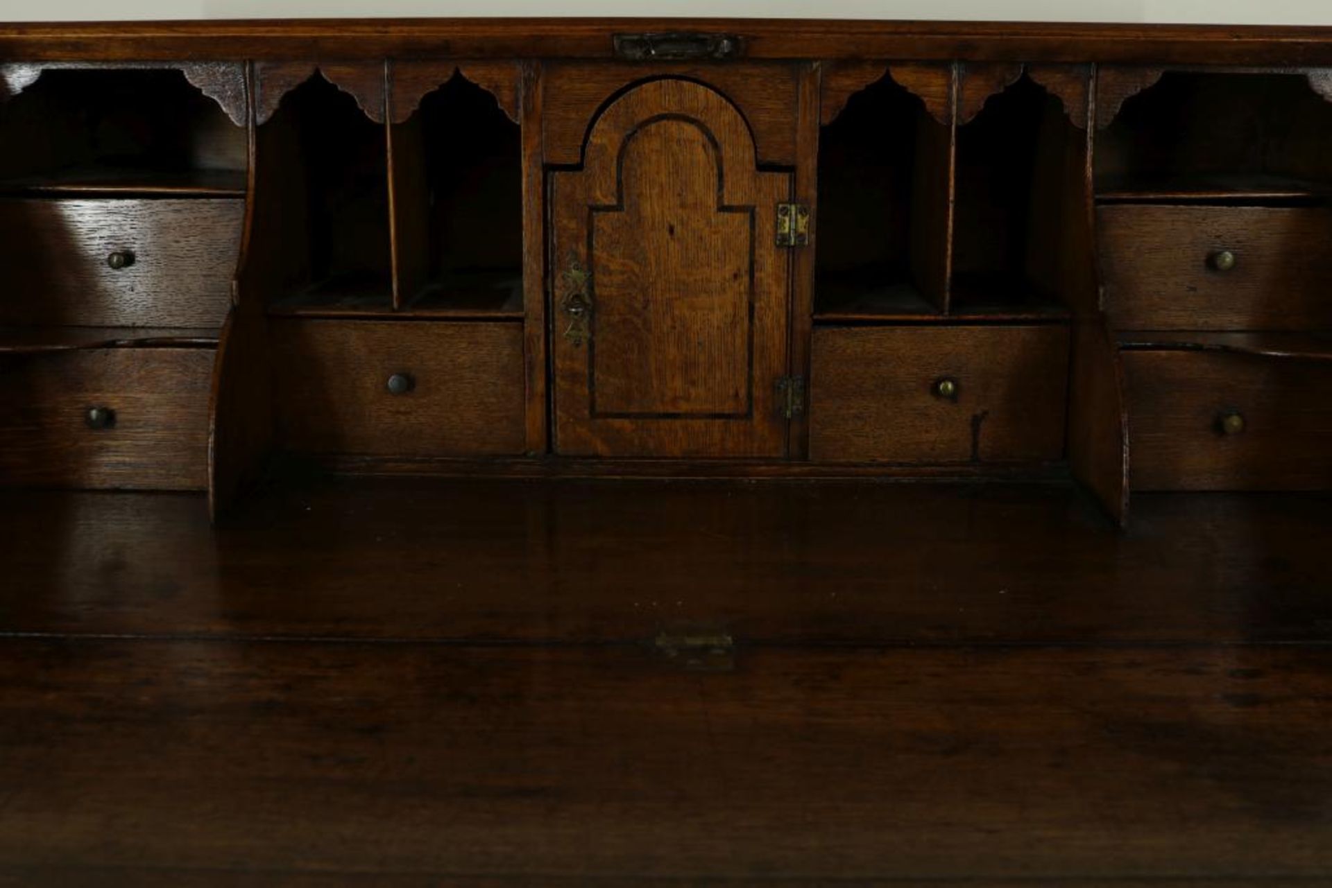 Mahonie Georgian bureau met schuine schrijfklep waarachter een eiken interieur met 6 laadjes en - Bild 3 aus 4