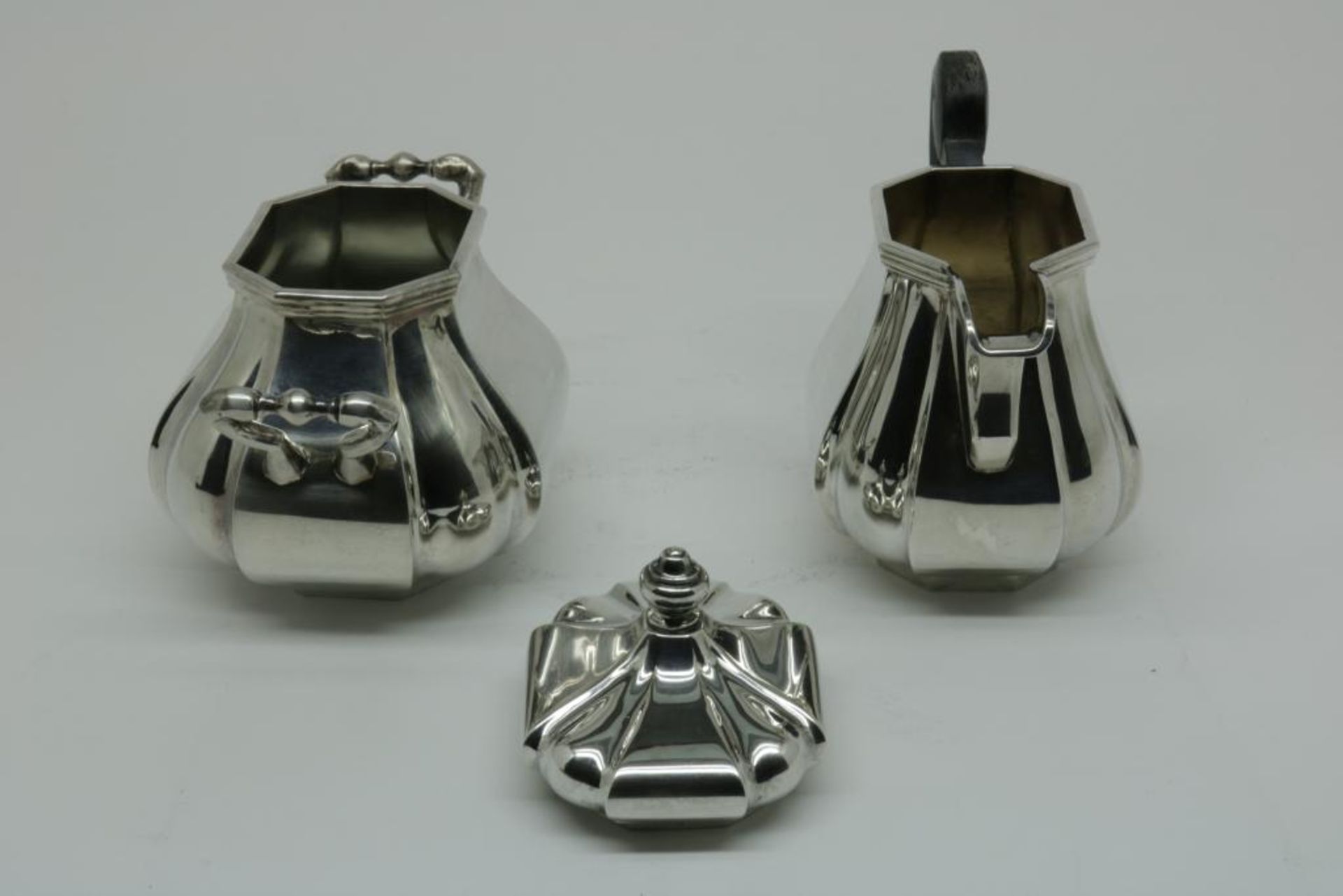 A silver milk and sugar set, model Cardinal, Dutch retailersmark De Aubert, 835/000, gross w. - Bild 3 aus 3