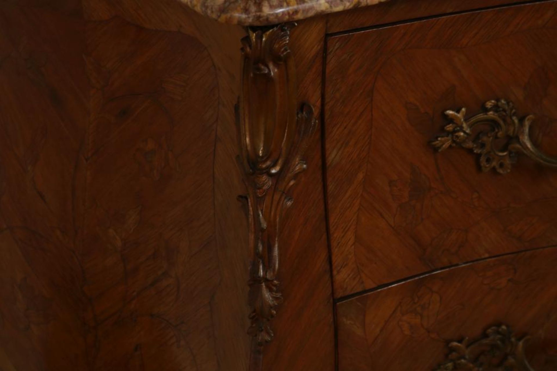 Notenhouten Louis XV-stijl gebombeerde commode met marmeren blad, 2 ingelegde laden voorzien van - Bild 3 aus 7