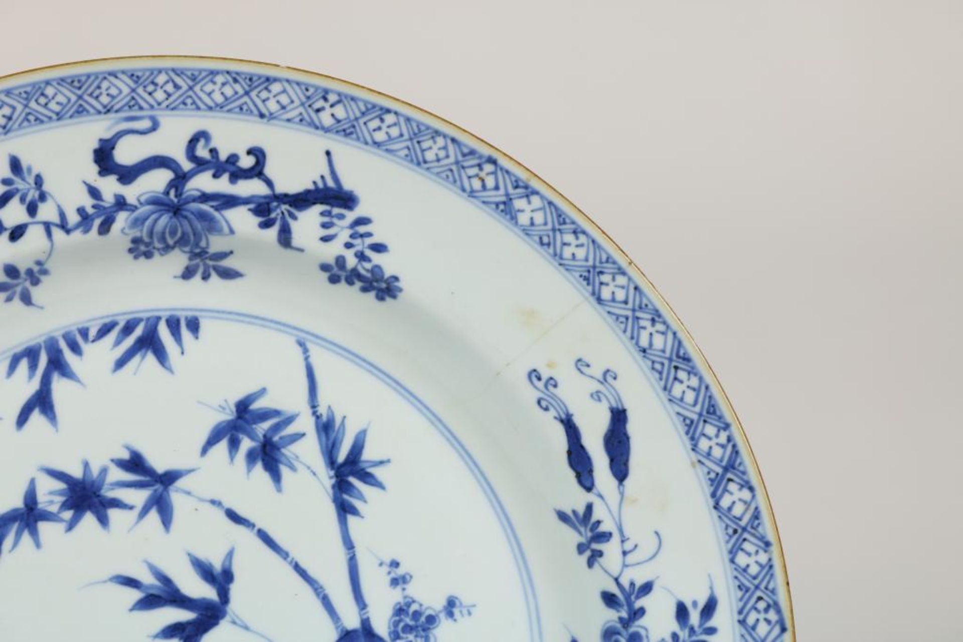 Porcelain Qianlong dish, China 18th century, diam. 28 cm.Porseleinen Qianlong schotel met centraal - Bild 2 aus 3