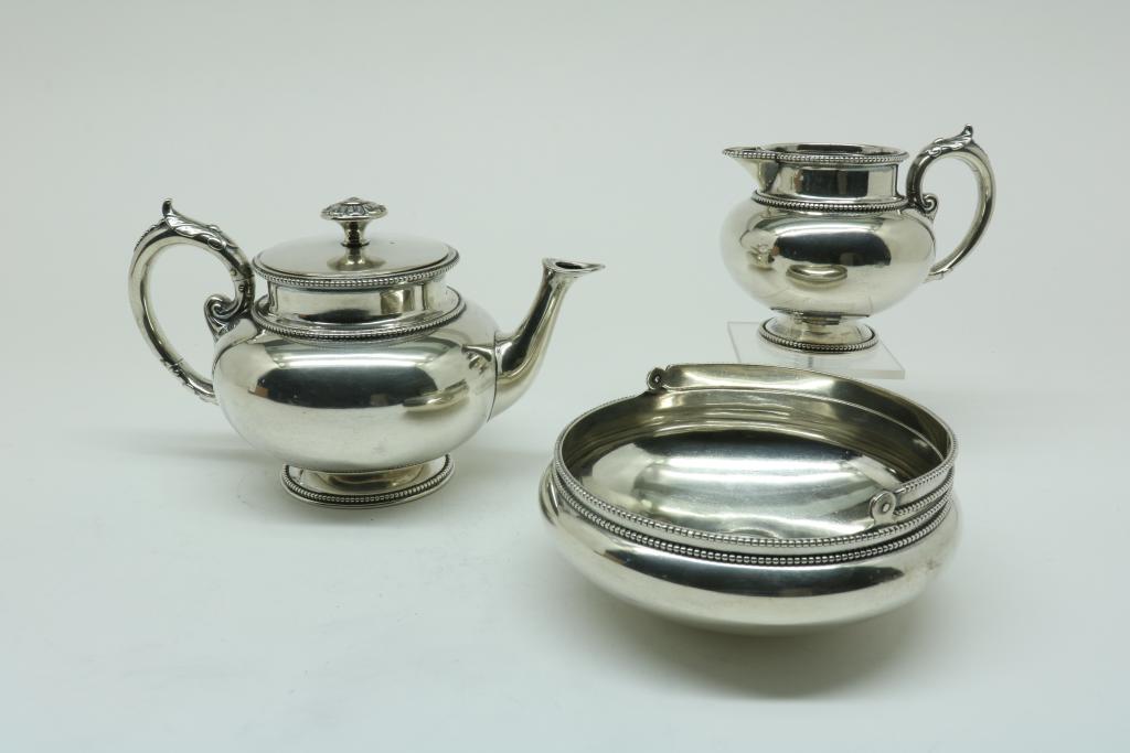 A silver tea service with beaded edge, Dutch, mm Van Kempen, Voorschoten, dl 1880, 835/000, gross w.