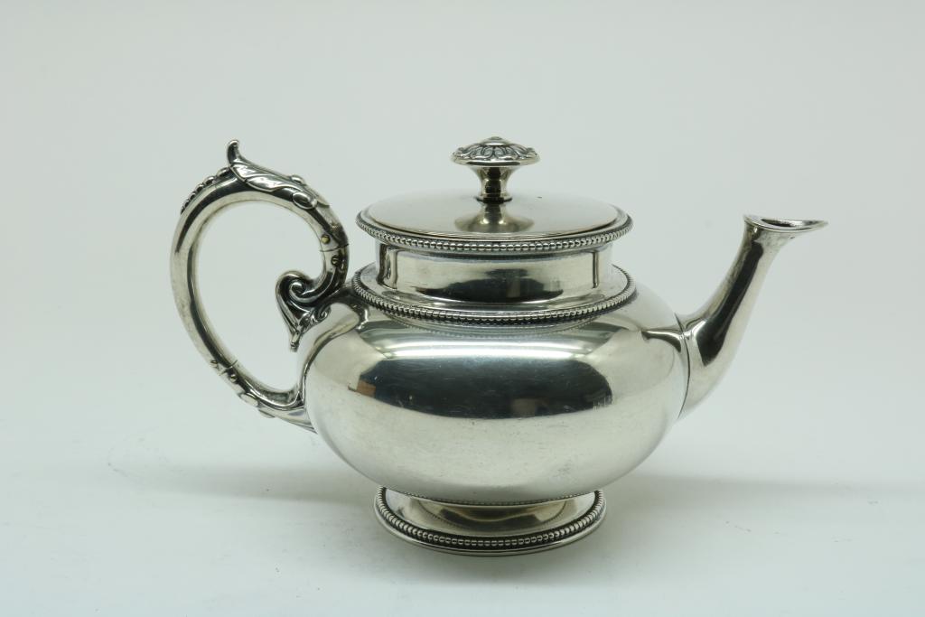 A silver tea service with beaded edge, Dutch, mm Van Kempen, Voorschoten, dl 1880, 835/000, gross w. - Image 2 of 7