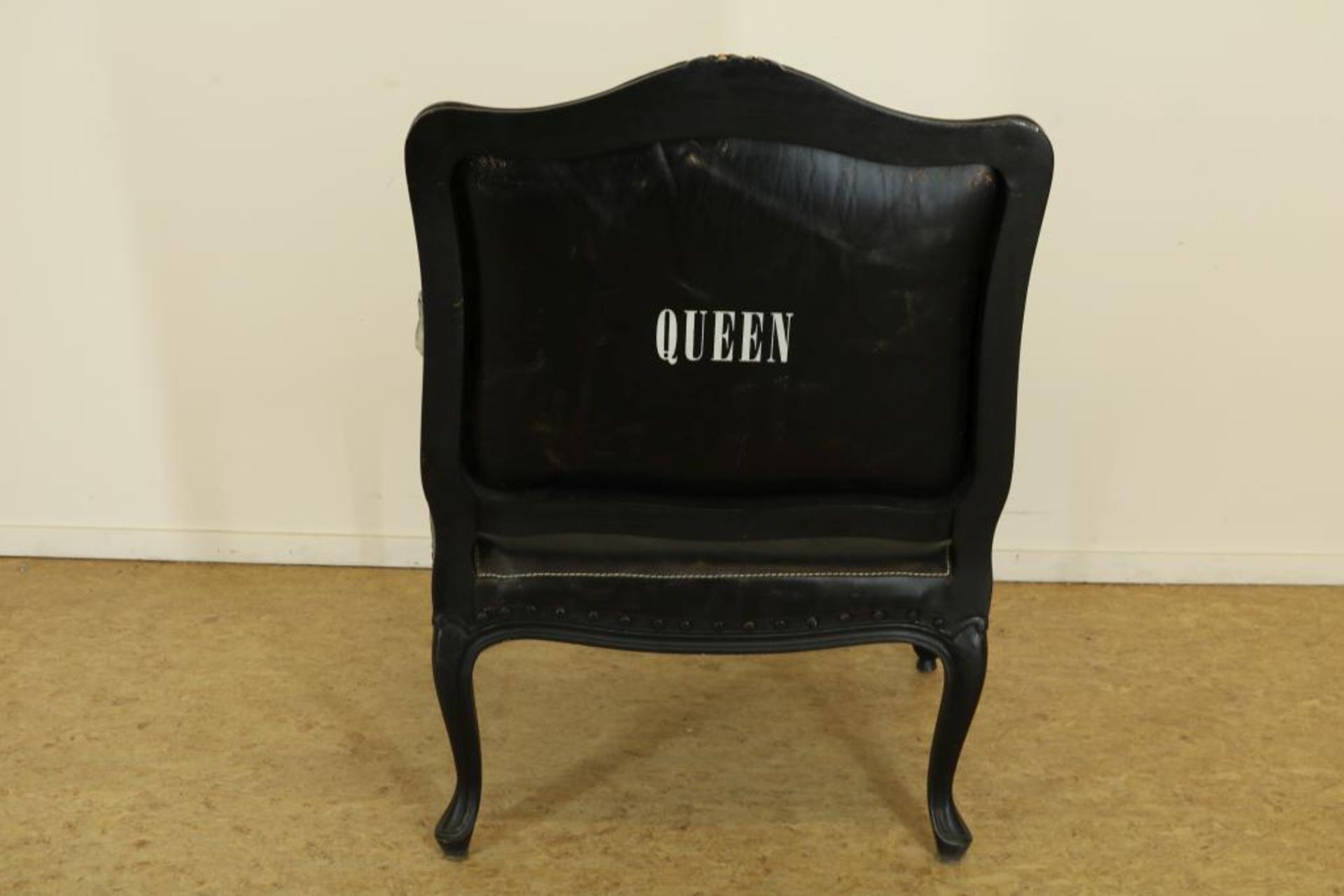 Zwartlak dames fauteuil bekleed met zwart leer, en zebra print waarop achterzijde: "Queen", - Bild 4 aus 4