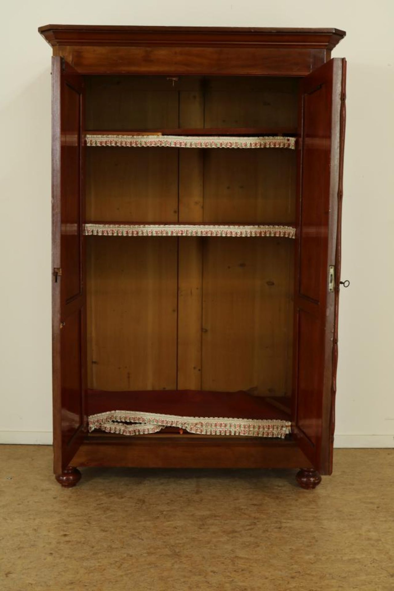 Mahonie Biedermeier linnenkast met 2 paneeldeuren, 19e eeuw, h. 168, br. 110, d. 50 cm. - Bild 2 aus 3