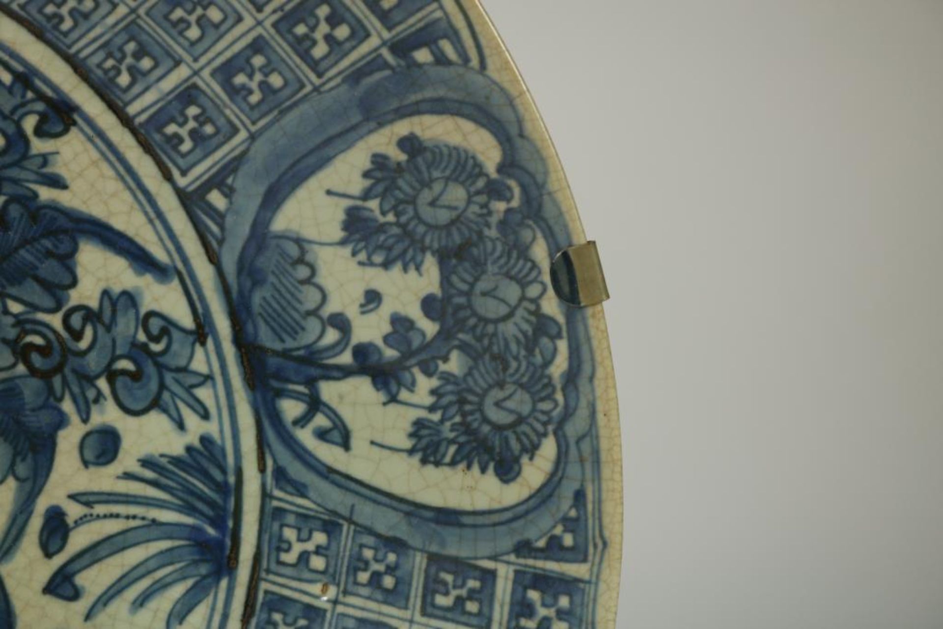 A Chinese 'Swatow' porcelain charger, decorated with a phoenix standing in a garden. Ming period, - Bild 2 aus 7