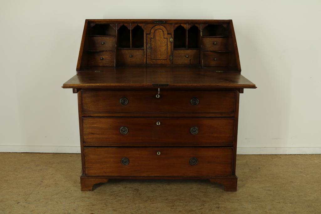 Mahonie Georgian bureau met schuine schrijfklep waarachter een eiken interieur met 6 laadjes en - Image 2 of 4