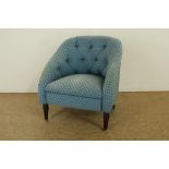 Hoefvormig fauteuil met blauwe stoffering op houten pootjes, Engeland.