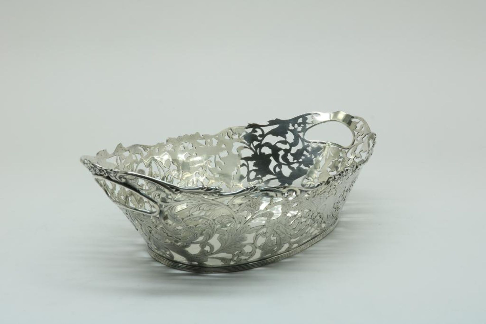 A silver bread basket, Dutch, mm Hollandia Zilversmederij, Arnhem, dl 1926, 835/000, gross w. 492gr, - Bild 2 aus 5