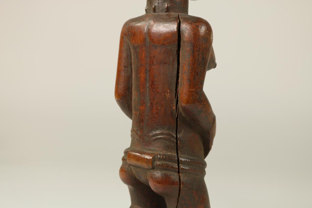 Lot of a female and a man sculpture, Afrika, h. 25 and 39 cm.Lot van een vrouwen en mannenfiguur - Image 7 of 9