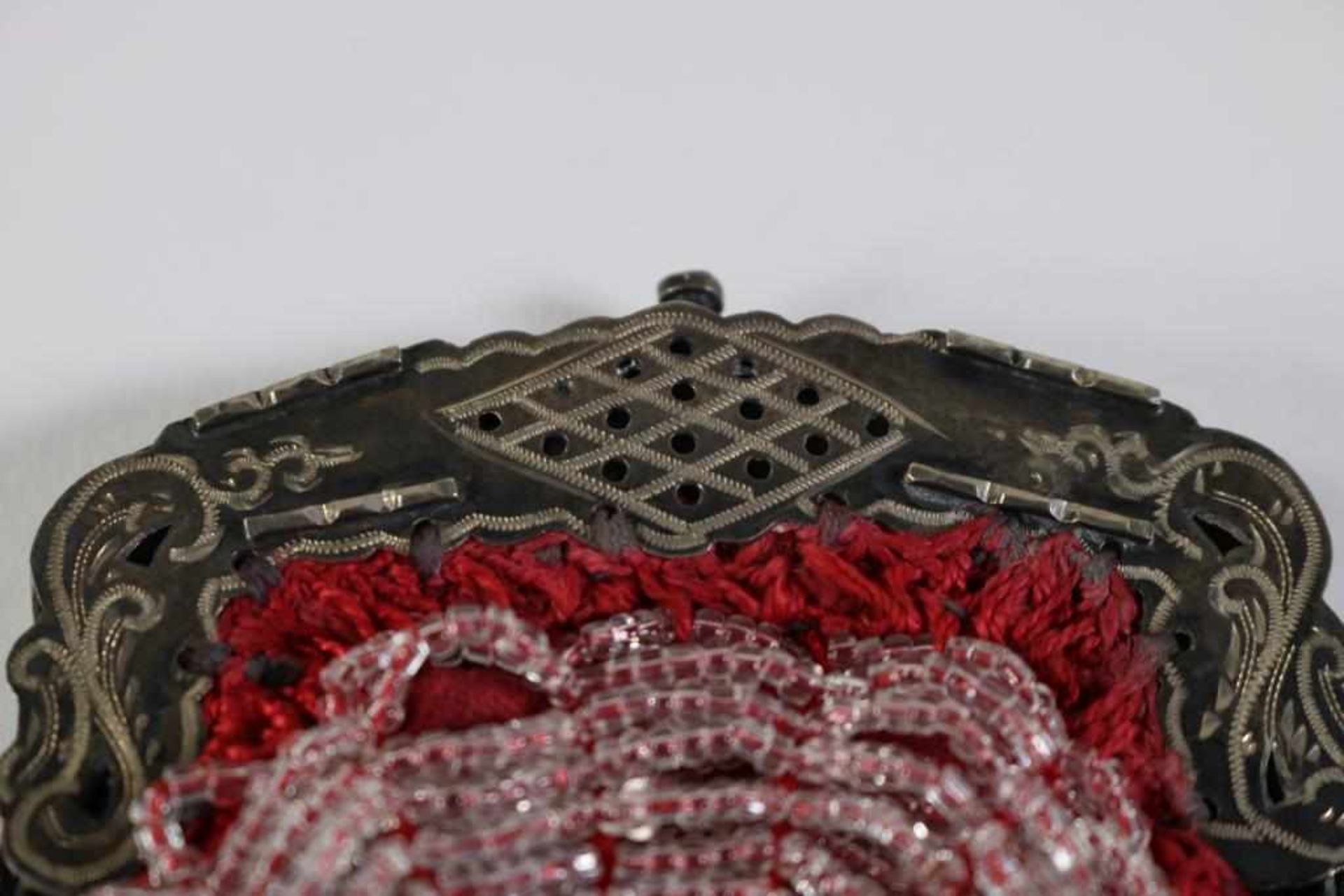 Lot of 2 beaded textile purses with silver mount. 19e century. Widths of the silver mounts - Bild 4 aus 4