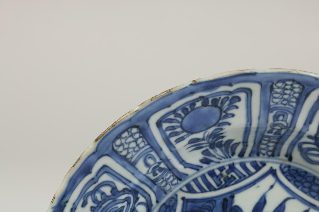 Porcelain Wanli dish, China ca. 1600, diam. 22 cm.Porseleinen Wanli bord met centraal decor van - Image 3 of 4