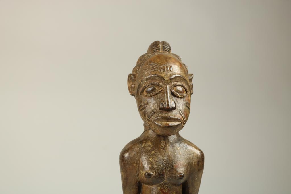 Lot of a female and a man sculpture, Afrika, h. 25 and 39 cm.Lot van een vrouwen en mannenfiguur - Image 3 of 9