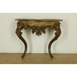 Goudlak houten Louis XV-stijl console op gebogen poten, h. 80, br. 87, d. 35 cm.