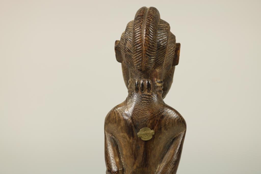 Lot of a female and a man sculpture, Afrika, h. 25 and 39 cm.Lot van een vrouwen en mannenfiguur - Image 8 of 9