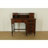 Mahonie bureau met opstand en 6 diverse laden en paneeldeurtje, Engeland ca. 1880, h. 100, br.