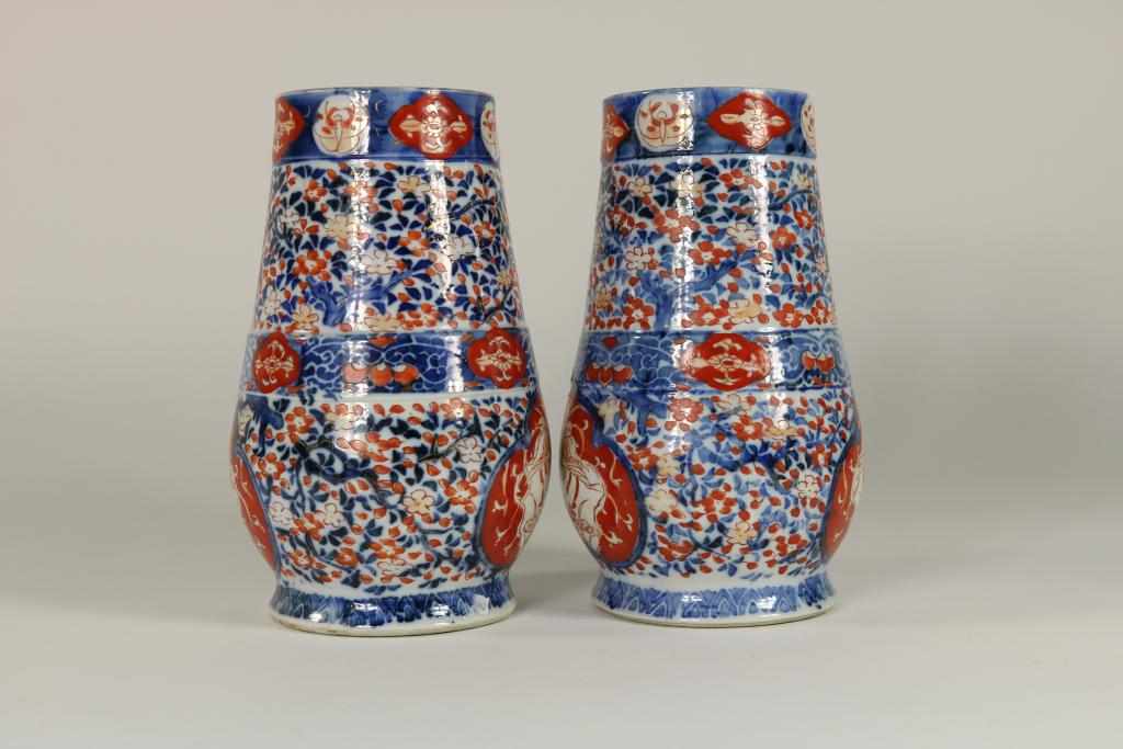 Pair of porcelain vases with imari decor, Japan Meiji-period (1868-1913), h. 25 cm.Stel - Image 2 of 5