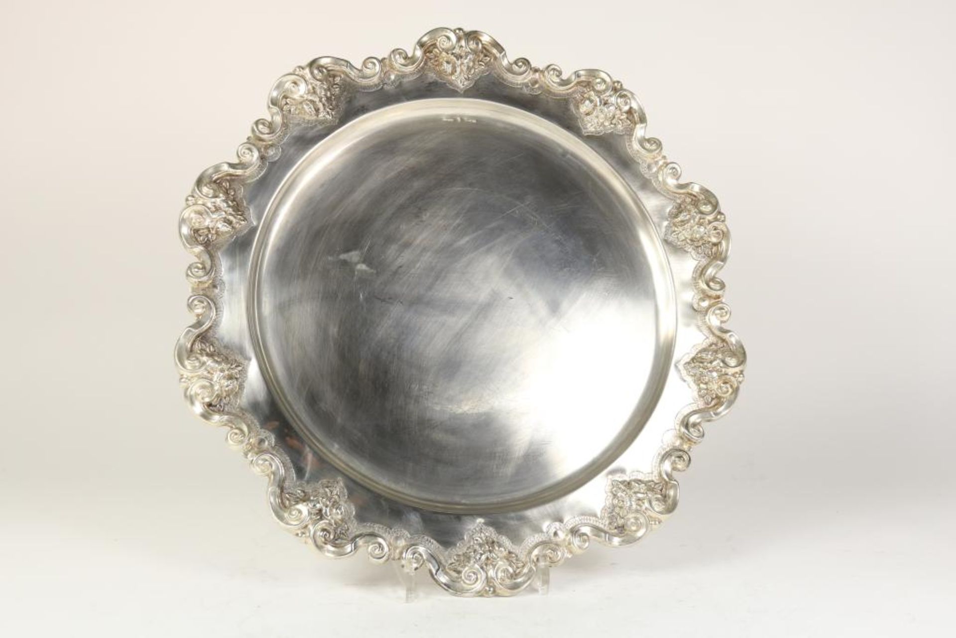 A lager silver plate with embossed edge with floral and cartouches, 925/000, gross w. 1300gr, - Bild 3 aus 4