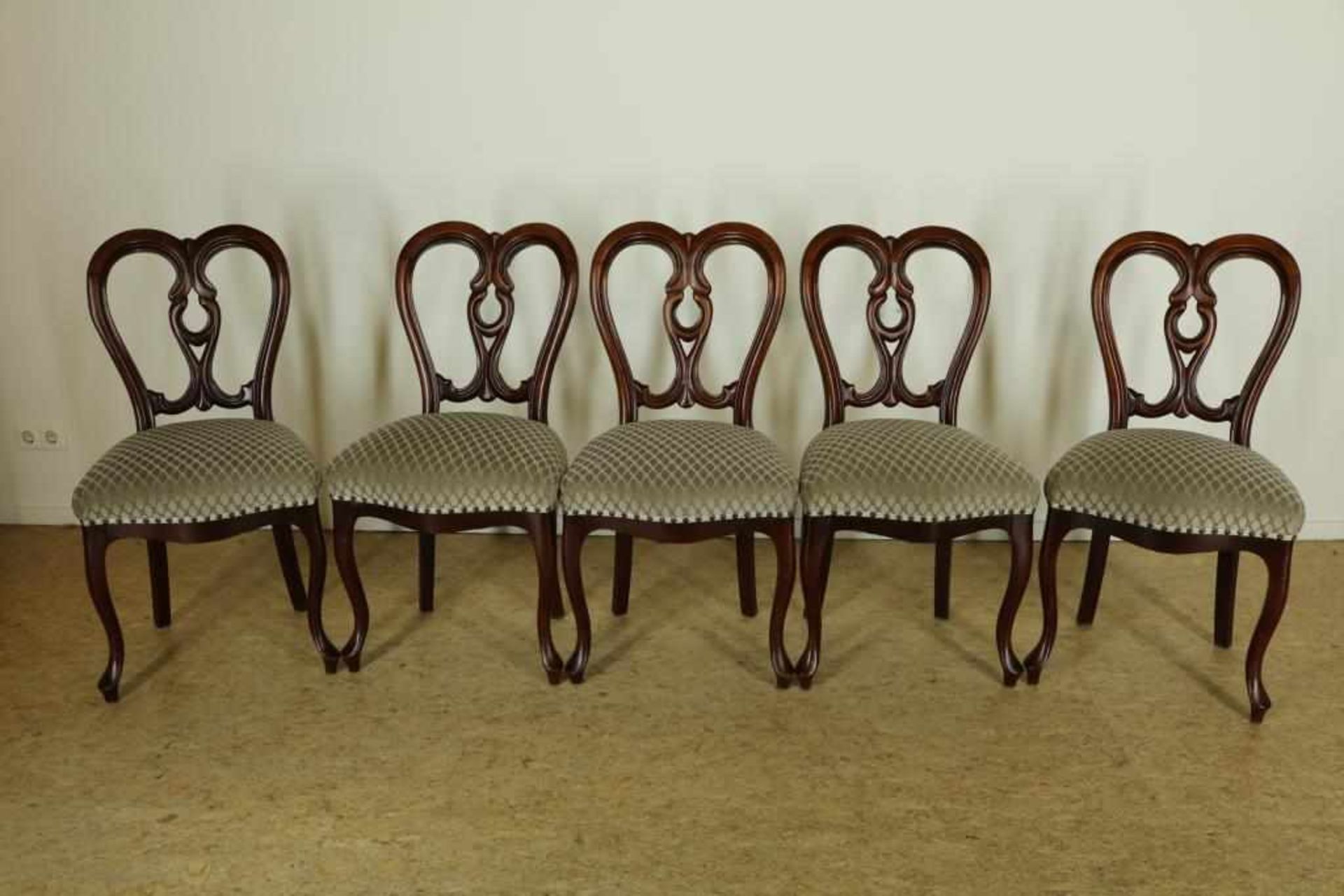 Serie van 5 mahonie stoelen met opengewerkte rugleuning bekleed met geschoren velours, 19e eeuw.