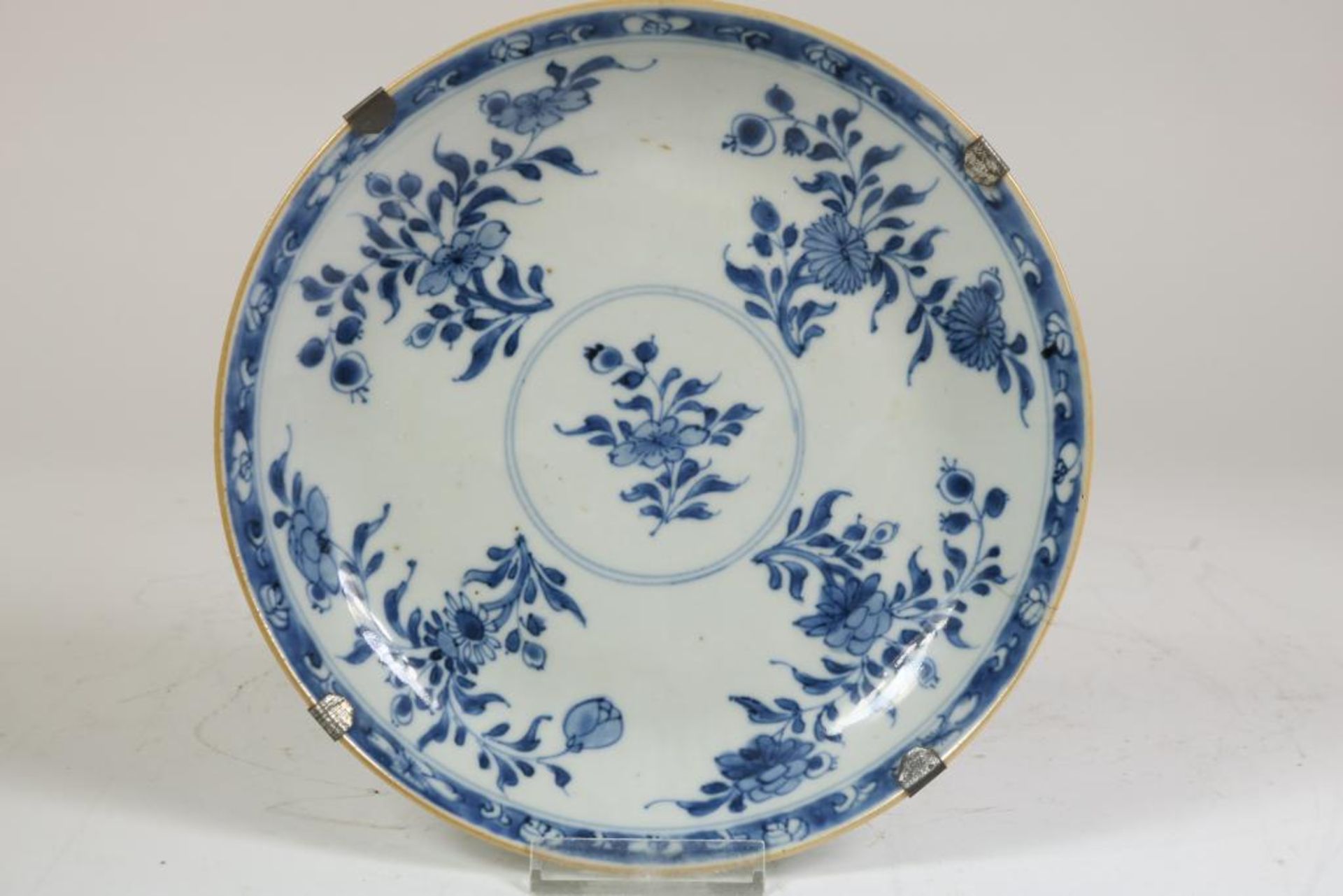 Porcelain dish with flower basket and bads, China 18th century, and 2 Qianlong dishes, China 18th - Bild 2 aus 7
