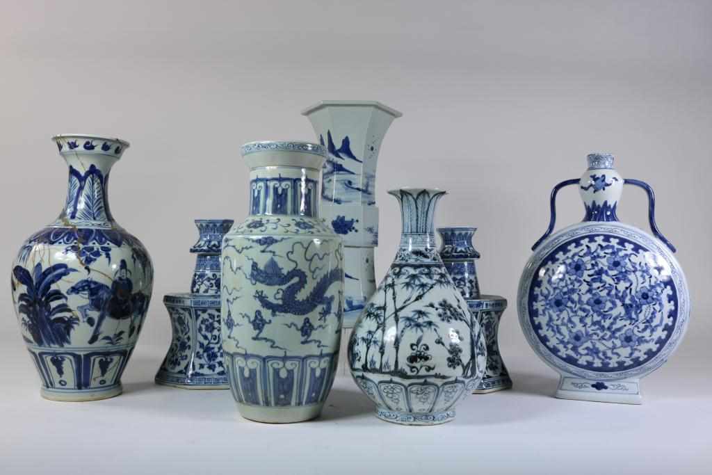 a lot of 7 porcelain vases, China 20th century.Lot van 4 porseleinen vazen en een pelgrimfles en