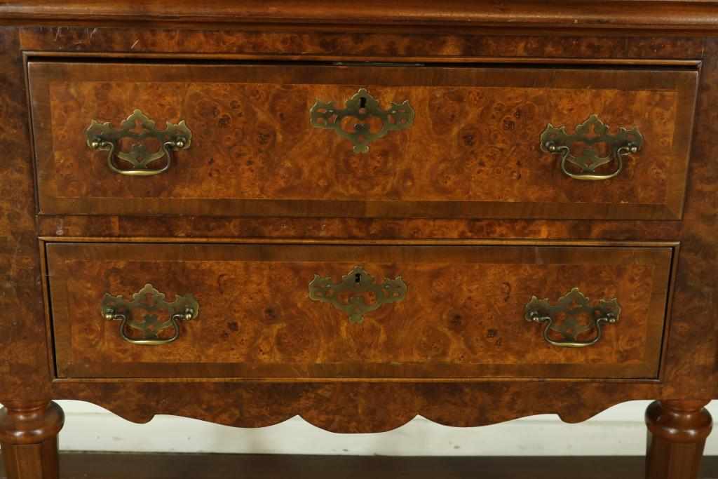 Wortelnoten gefineerde Louis XV-stijl porseleinkast met 2 vitrinedeuren en 4 laden op kruispoot, 20e - Image 5 of 5