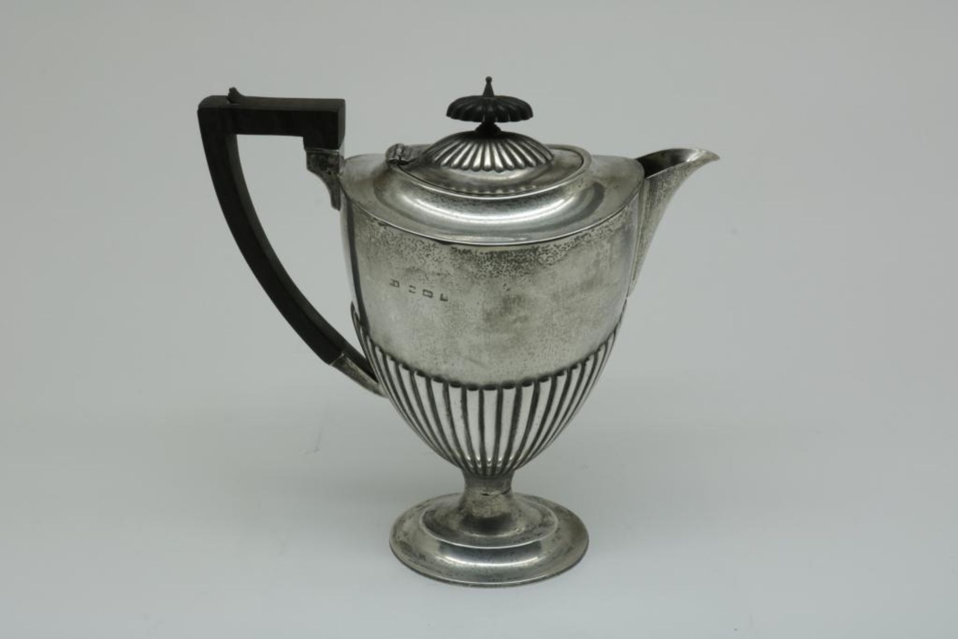 Sterling silver coffee jug, England, 925/000, gross w. 543gr, height 24cm, defects.Een zilveren