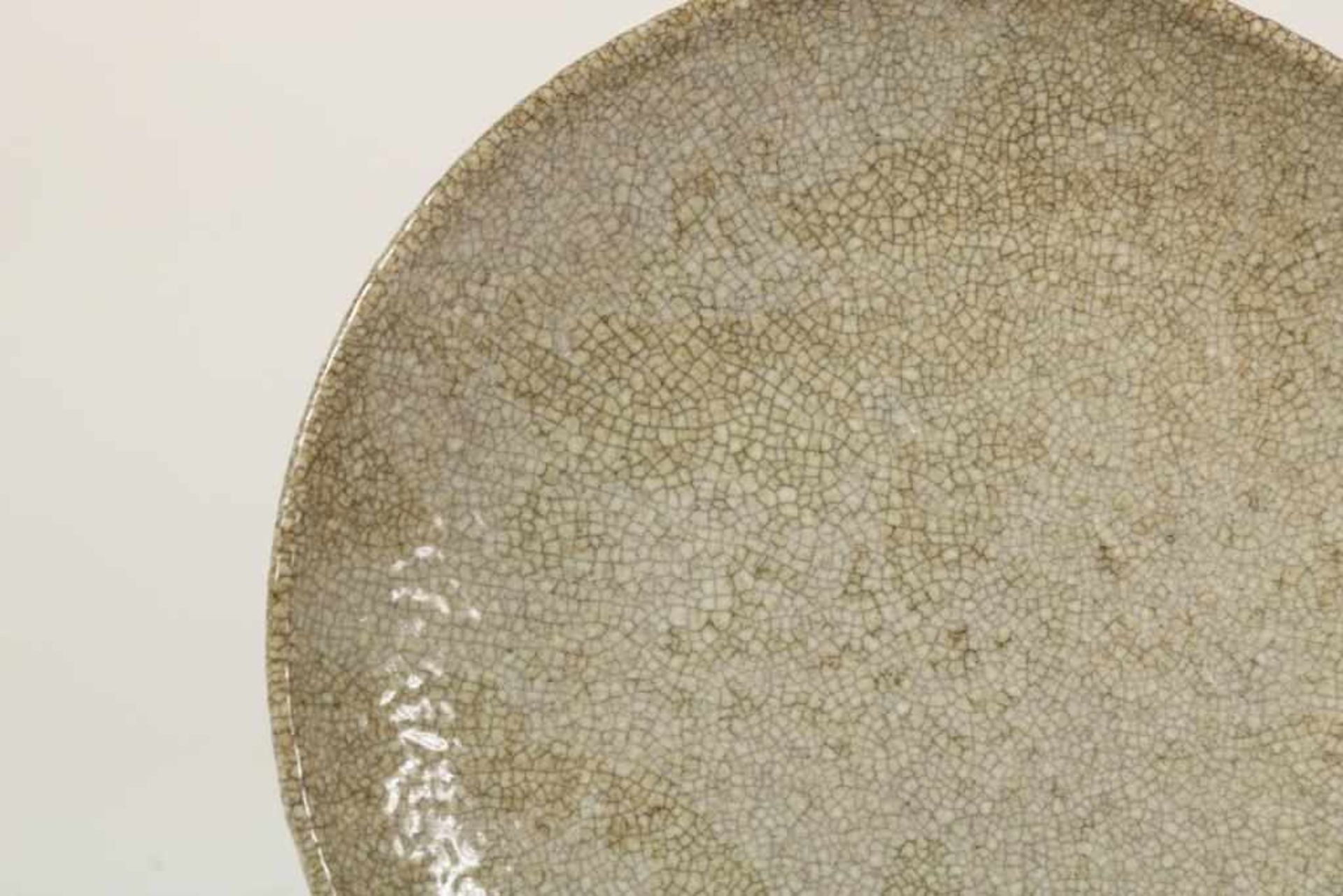 Porseleinen celedon schaal, China vermoedelijk 18e eeuw, diam. 24 cm. - Bild 2 aus 3