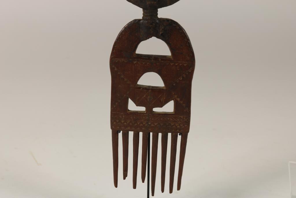Lot of 9 African objects, w.o. Sepik, 2 Mossi flutes, Akan hair comb.Lot van 2 Sepik - Image 11 of 12