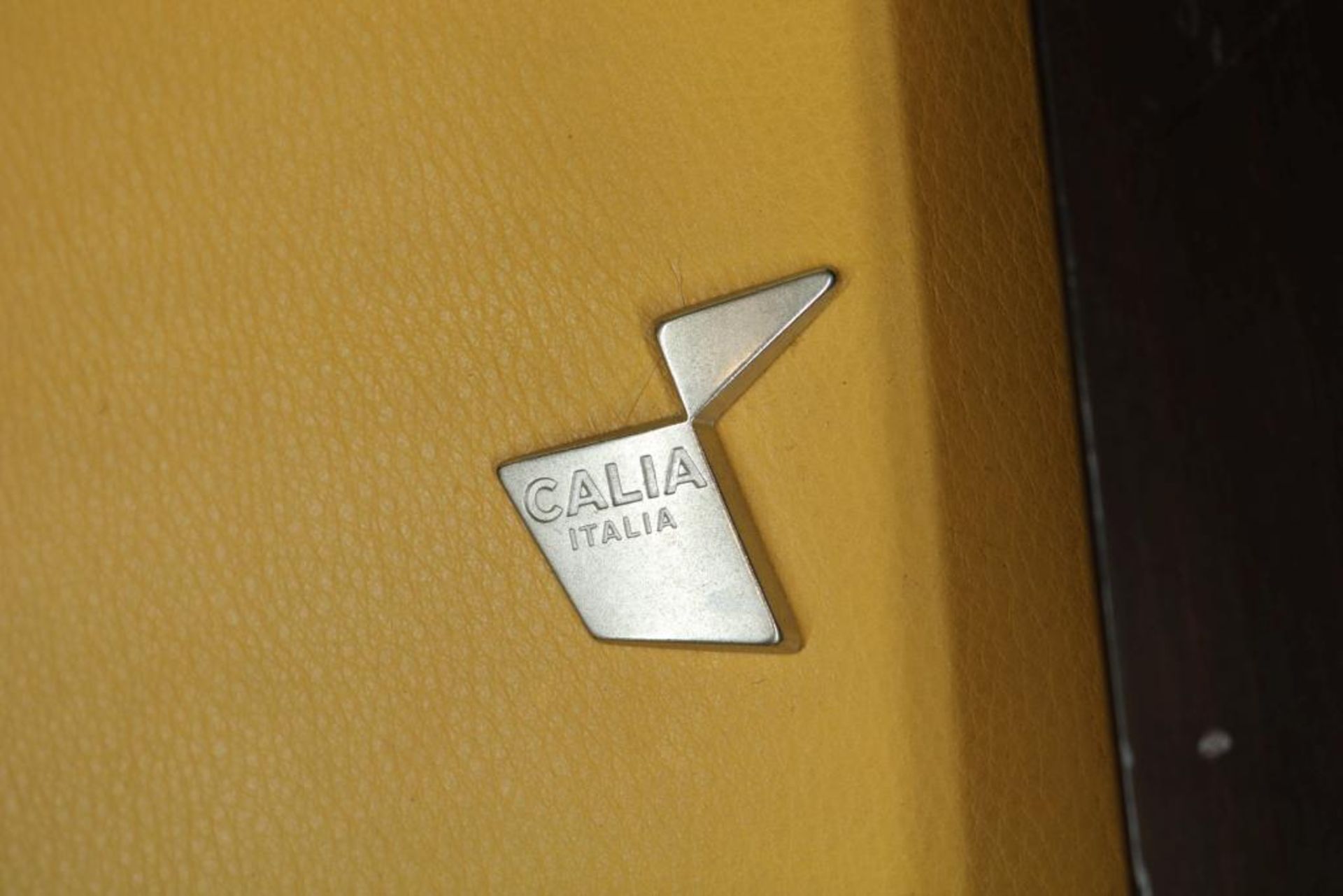 Set design chairs with ocher yellow leather upholstery and wooden armrests, Calia Italy label.Stel - Bild 3 aus 5