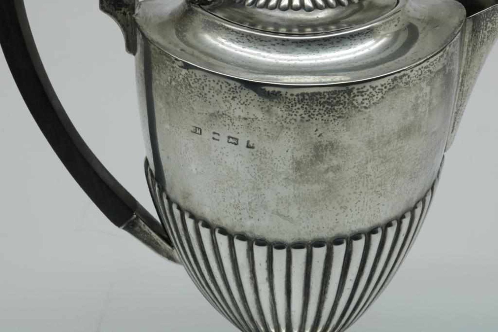 Sterling silver coffee jug, England, 925/000, gross w. 543gr, height 24cm, defects.Een zilveren - Bild 3 aus 4
