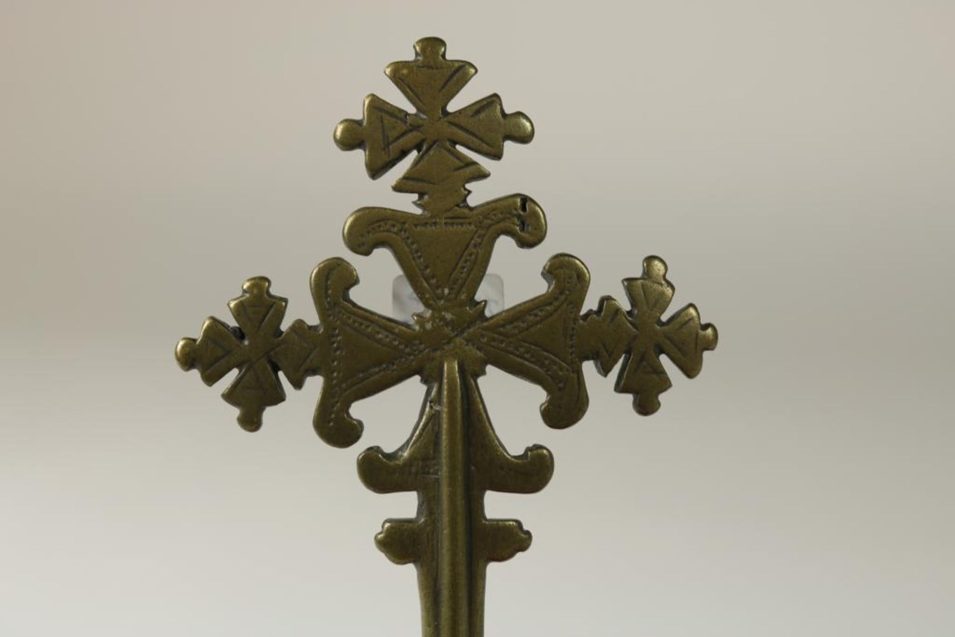 A collection of 2 Coptic crosses, Ethiopia 19th centuryLot van 2 ajourbewerkte bronzen Koptische - Bild 5 aus 5