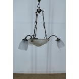 Art Deco 4 lichts hanglamp met dikglazen schaal en 3 kappen met relief van hortesias motieven.