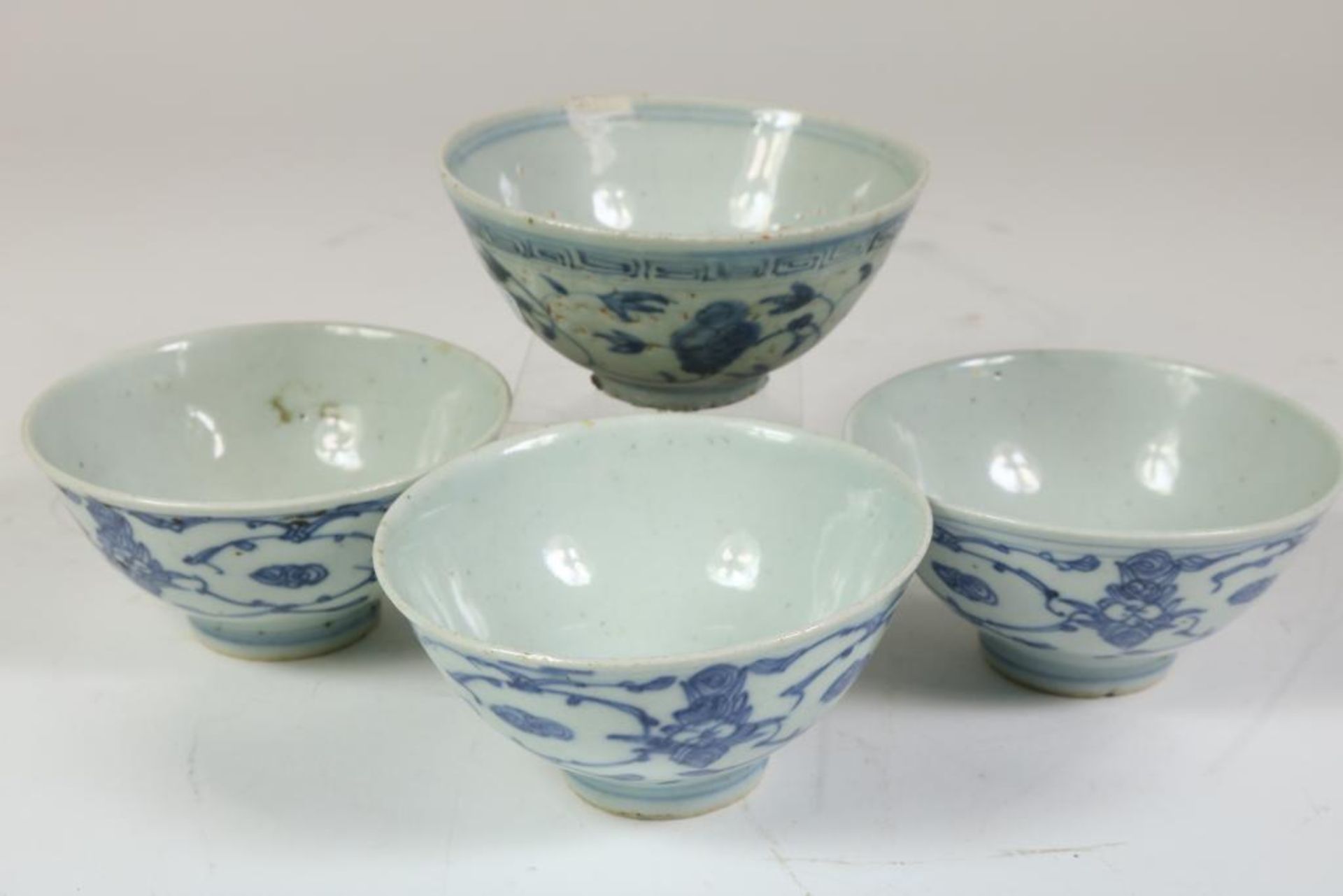 Lot of 11 farmers "Ming" bowls (6x rim flakes) and 4 various saucers, China including 1800. (2x - Bild 4 aus 7